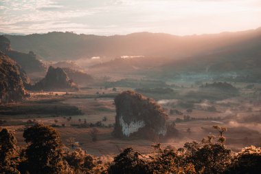 Manzara. Phayao, Tayland 'da Phu Lang Ka' da güzel bir gün doğumu.