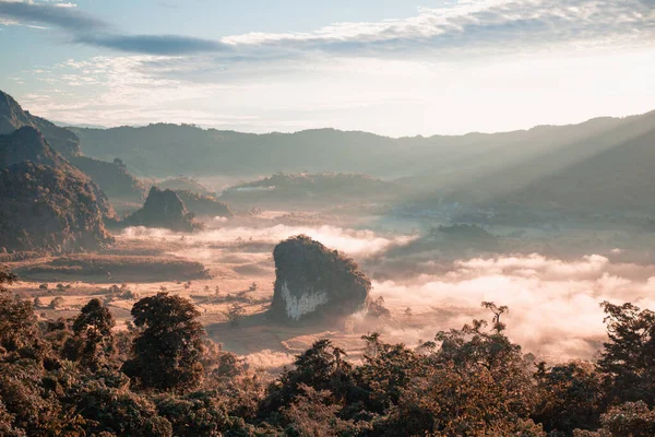 Manzara. Phayao, Tayland 'da Phu Lang Ka' da güzel bir gün doğumu.