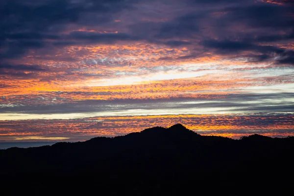 Landschaft. wunderschöner Sonnenaufgang bei phu lang ka, phayao in Thailand. — Stockfoto