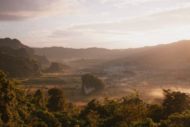 Manzara. Phayao, Tayland 'da Phu Lang Ka' da güzel bir gün doğumu.