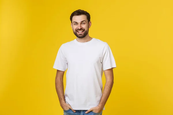 Πορτραίτο ενός όμορφου νεαρού άνδρα χαμογελώντας σε κίτρινο φόντο — Φωτογραφία Αρχείου