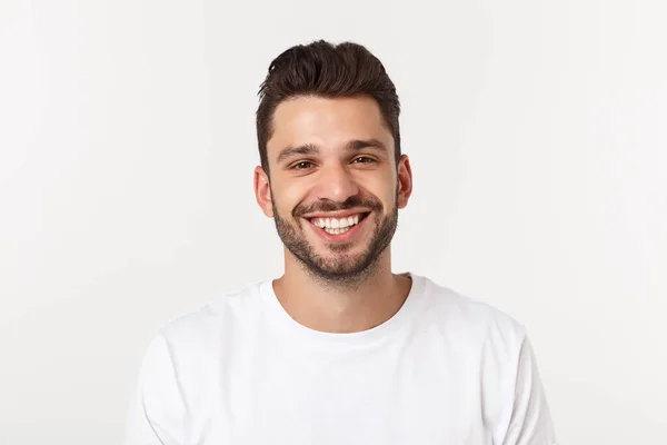 Retrato de um jovem bonito sorrindo contra fundo amarelo — Fotografia de Stock