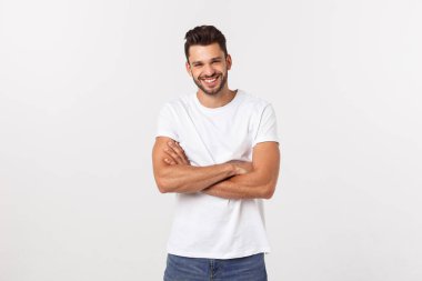 Beyaz arka plan üzerinde gülümseyen yakışıklı bir genç adam portresi