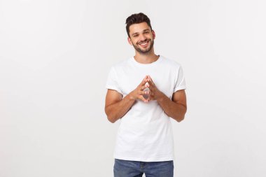 Sarı arka planda gülümseyen yakışıklı bir gencin portresi.
