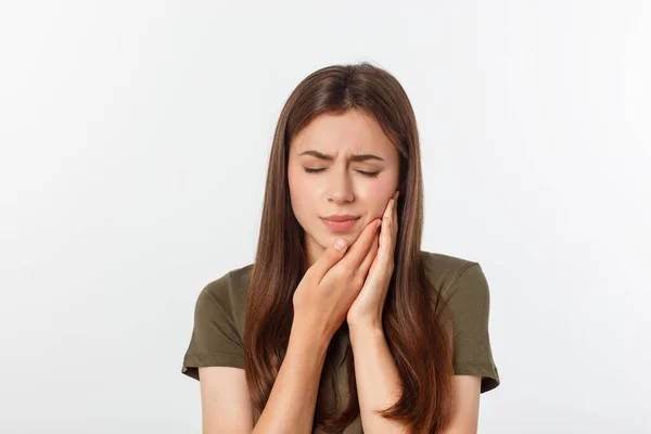 Mulher adolescente pressionando sua bochecha machucada com uma expressão dolorosa como se ela estivesse tendo uma dor de dente terrível — Fotografia de Stock