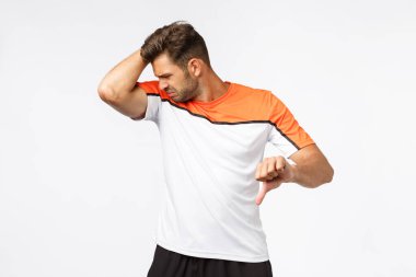 Adam kendine güveni olmayan ve iyi bir deodorant bulmakta zorlanan biri. Spor yaptıktan sonra erkeksi sporcu kolunu kaldır ve koltuk altını kokla, tiksinti yüzünden yüzünü buruştur.