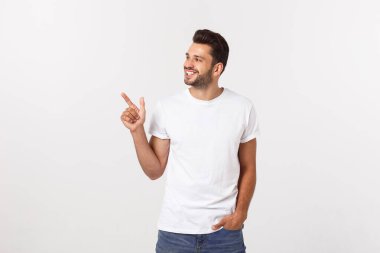 Beyaz arkaplanda kopyalama alanı gösteren bir adam var. Sıradan yakışıklı Kafkasyalı genç adam..