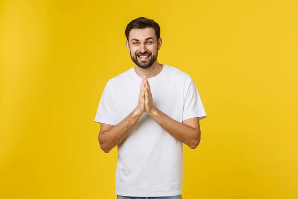 Kalm en knap. Portret van een knappe jongeman die zijn handen geklemd houdt en er attent uitziet. — Stockfoto