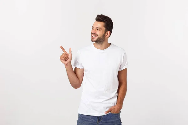 Homem apontando mostrando espaço de cópia isolado em fundo branco. Casual bonito caucasiano jovem . — Fotografia de Stock