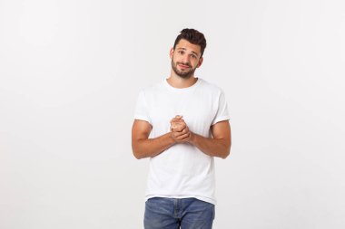 Sarı arka planda gülümseyen yakışıklı bir gencin portresi.