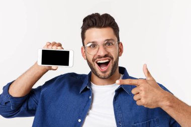 Genç adam yeni akıllı telefonunu bembeyaz gösteriyor..