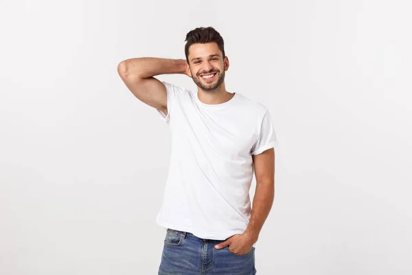 Retrato de um jovem bonito sorrindo contra fundo branco — Fotografia de Stock