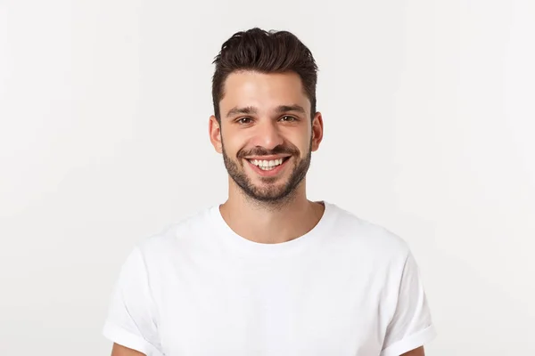 Portret van een knappe jongeman die glimlacht tegen een gele achtergrond — Stockfoto