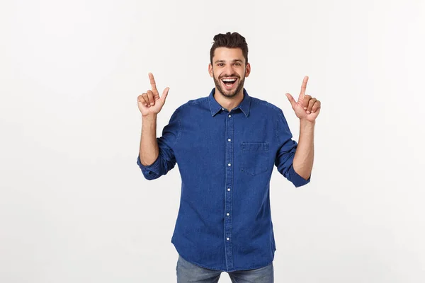 Man wijst naar kopieerruimte geïsoleerd op witte achtergrond. Casual knappe blanke jongeman. — Stockfoto