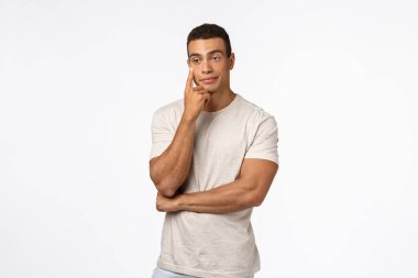 Sinirli ve rahatsız olmuş kibirli adam, tedirgin bakışlar aralıklı sırıtış, parmaklarla yüze dokunmak, sıkıcı buluşmalara dayanamamak, bıkkınlık ve hayal kırıklığı hissetmek, düşünceli beyaz arka plan