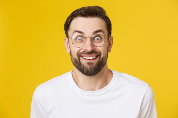 Hombre joven mirando copyspace que tiene una mirada sorprendida o satisfecha aislada en el fondo amarillo . —  Fotos de Stock