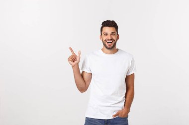 Beyaz arkaplanda kopyalama alanı gösteren bir adam var. Sıradan yakışıklı Kafkasyalı genç adam..