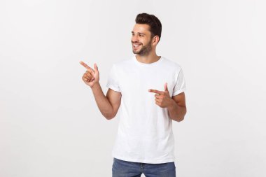 Beyaz arkaplanda kopyalama alanı gösteren bir adam var. Sıradan yakışıklı Kafkasyalı genç adam..