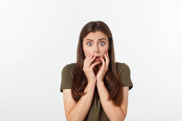 Retrato de cerca de la hermosa chica sorprendida sosteniendo su cabeza con asombro y boca abierta. Sobre fondo blanco — Foto de Stock