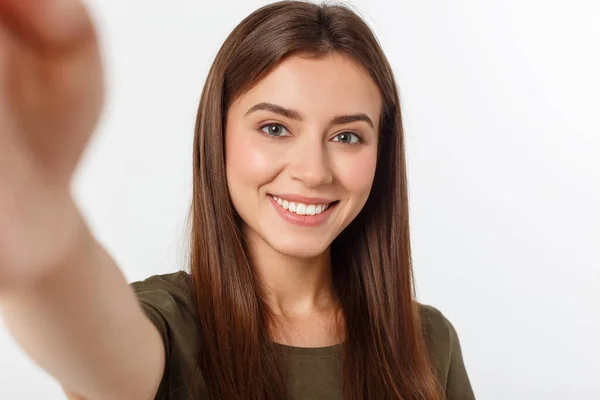 Porträt einer lächelnden netten Frau, die ein Selfie-Foto auf einem Smartphone macht, isoliert auf weißem Hintergrund. — Stockfoto