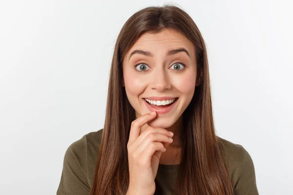 Retrato de cerca de la hermosa chica sorprendida sosteniendo su cabeza con asombro y boca abierta. Sobre fondo blanco — Foto de Stock