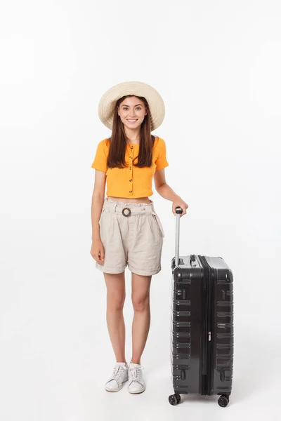 Turista donna. Piena lunghezza felice giovane donna in piedi con valigia con gesti emozionanti, isolato su sfondo bianco . — Foto Stock