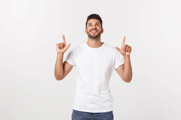 Homem apontando mostrando espaço de cópia isolado em fundo branco. Casual bonito caucasiano jovem . — Fotografia de Stock