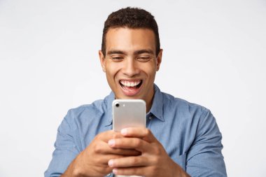 Neşeli, hevesli ve mutlu genç adam arkadaşlarının fotoğraflarını çekiyor. Cheeze diyor, akıllı telefonu kullanarak Noel Baba partisinden bir anı yakalıyor, internetten komik videolar izliyor.