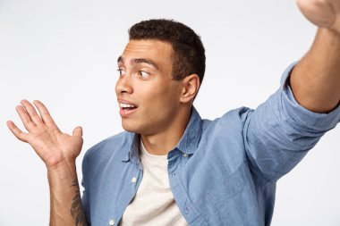 Gündelik kıyafet rekorları kıran yakışıklı bir erkek. Noel seyahatinden kalma video kaydı. Kamerayı bir elinle tut, birini tanıt ya da solu göster.