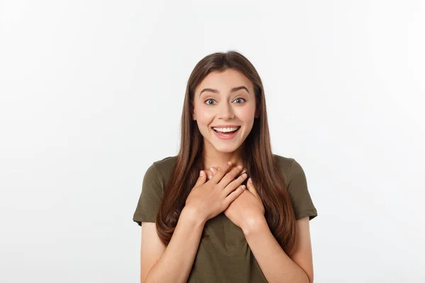 Asombro - mujer emocionada mirando hacia un lado. Sorprendido joven feliz mirando hacia los lados en la emoción. Modelo femenino blanco y asiático de raza mixta sobre fondo gris . — Foto de Stock