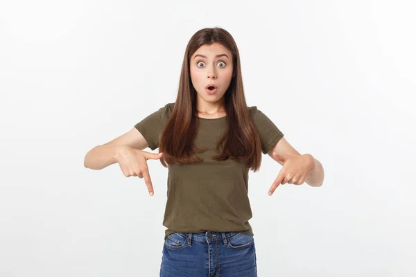 Espanto - mulher animado olhando para o lado. Surpreendido jovem feliz olhando para os lados em emoção. Raça mista asiática e branca modelo feminino caucasiano sobre fundo cinza . — Fotografia de Stock