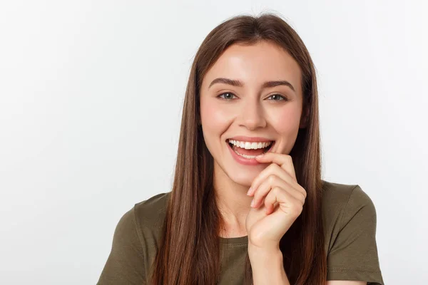 Asombro - mujer emocionada mirando hacia un lado. Sorprendido joven feliz mirando hacia los lados en la emoción. Modelo femenino blanco y asiático de raza mixta sobre fondo gris . —  Fotos de Stock