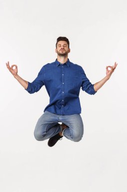 Beyaz arka planda meditasyon yapan barışçıl iş adamı portresi