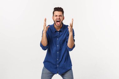 Beyaz arka planda izole edilmiş başarıyı kutlayan, tatmin olmuş beyaz bir adamın portresi..