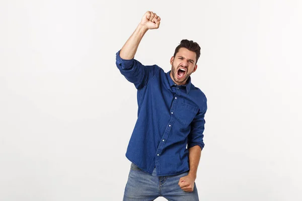 Retrato de um jovem caucasiano satisfeito celebrando o sucesso isolado sobre fundo branco . — Fotografia de Stock