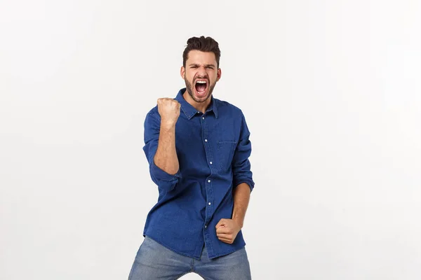 Retrato de um jovem caucasiano satisfeito celebrando o sucesso isolado sobre fundo branco . — Fotografia de Stock