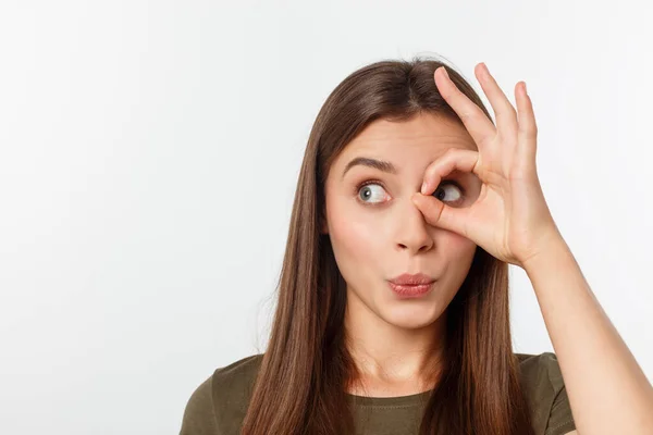 Primer plano retrato de alegre, linda, elegante, atractiva, chica de moda haciendo prismáticos con los dedos, aislado sobre fondo gris, tener buen humor —  Fotos de Stock