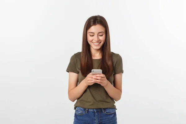 Smějící se žena mluví a píše do telefonu izolované na bílém pozadí. — Stock fotografie