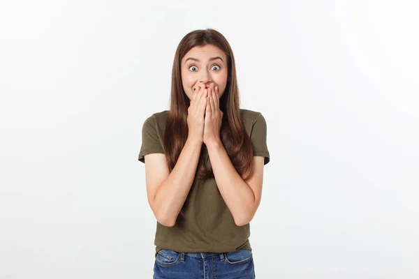 Asombro - mujer emocionada mirando hacia un lado. Sorprendido joven feliz mirando hacia los lados en la emoción. Modelo femenino blanco y asiático de raza mixta sobre fondo gris . — Foto de Stock