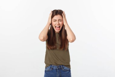 Dili tutulmuş, şok olmuş ve kızgın bir kadın, sessizliğini ve yanlış anlaşılmalarını ifade ediyor, korkmuş. Gri arkaplan üzerinde izole