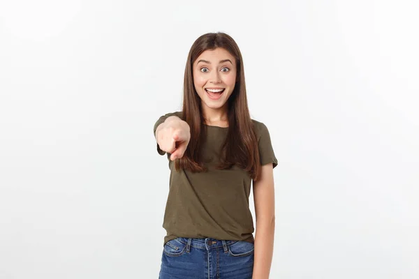 Retrato feliz y sorprendida joven de pie aislado sobre fondo gris. Mirando cámara apuntando . — Foto de Stock