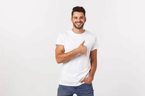白い背景に孤立した白いTシャツを着た笑顔の若者の肖像. — ストック写真
