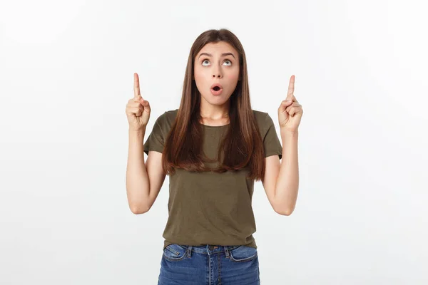 Retrato feliz y sorprendida joven de pie aislado sobre fondo gris. Mirando cámara apuntando . — Foto de Stock