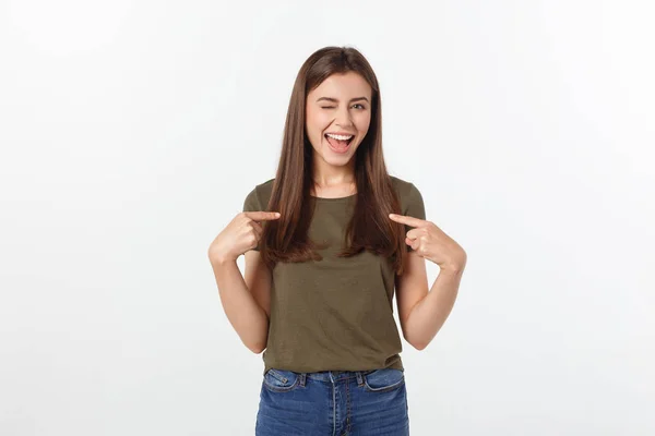 Retrato feliz y sorprendida joven de pie aislado sobre fondo gris. Mirando cámara apuntando . — Foto de Stock