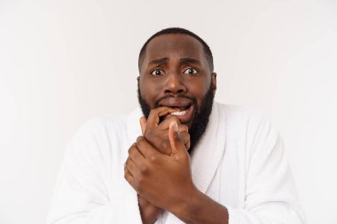 Bir bornoz giyen siyah adam sürpriz ve mutlu duygu ile parmak işaret. Whtie arka planda izole.