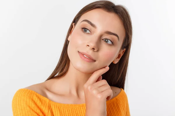 Amigável sorrindo jovem mulher com beatiful rosto retrato estúdio tiro — Fotografia de Stock