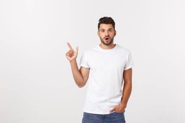 Şaşırmış akıllı adam beyaz arkaplan üzerinde kopyalama alanını işaret ediyor.