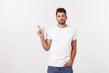 İzole sarı duvar üzerinde sarışın adam korkmuş ve yan işaret.