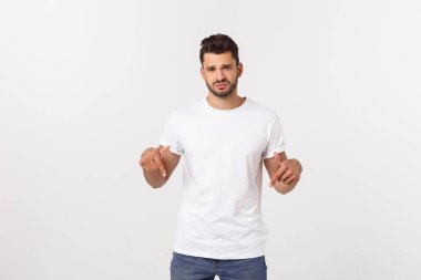 İzole sarı duvar üzerinde sarışın adam korkmuş ve yan işaret.