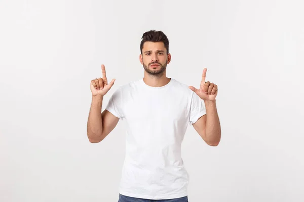 Blonde man over geïsoleerde gele muur bang en wijzend naar de zijkant. — Stockfoto